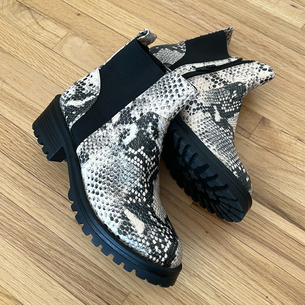 Universal Thread | Size 5 Faux Snakeskin Booties